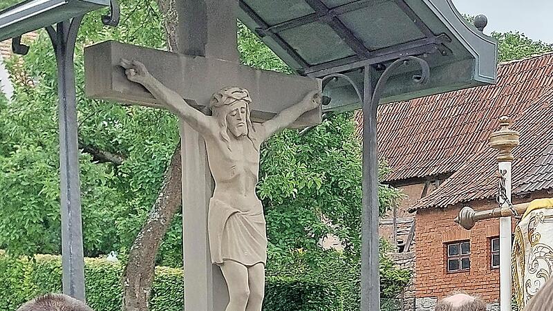 Festlich geschmückt waren die Altäre in Machtilshausen. Festlich geschmückt waren die Altäre in Machtilshausen.