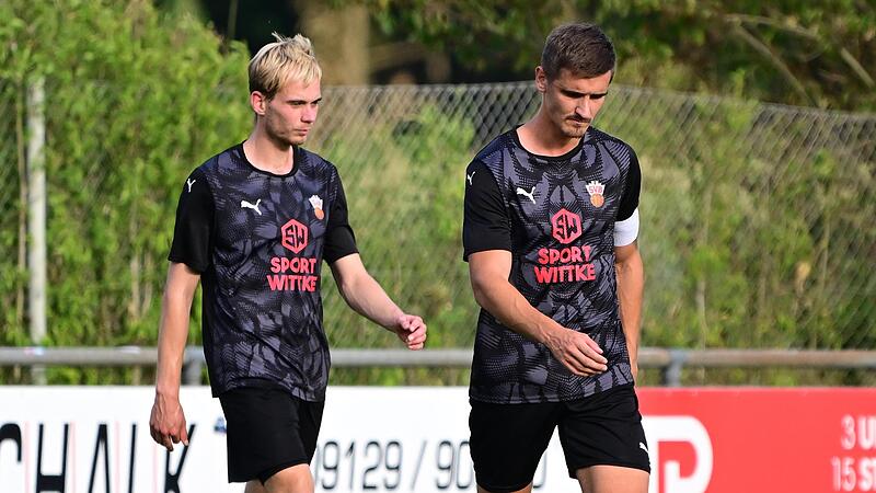 Die zweite Niederlage der Saison: Der SV Buckenhofen um Benedikt K&uuml;hn (links) und Julian Friedhelm hat am Freitagabend mit x:x beim SC Feucht verloren. Sportfoto ZinkForchheim & Fr&auml;nkische Schweiz