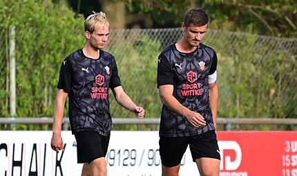 Die zweite Niederlage der Saison: Der SV Buckenhofen um Benedikt K&uuml;hn (links) und Julian Friedhelm hat am Freitagabend mit x:x beim SC Feucht verloren. Sportfoto ZinkForchheim & Fr&auml;nkische Schweiz