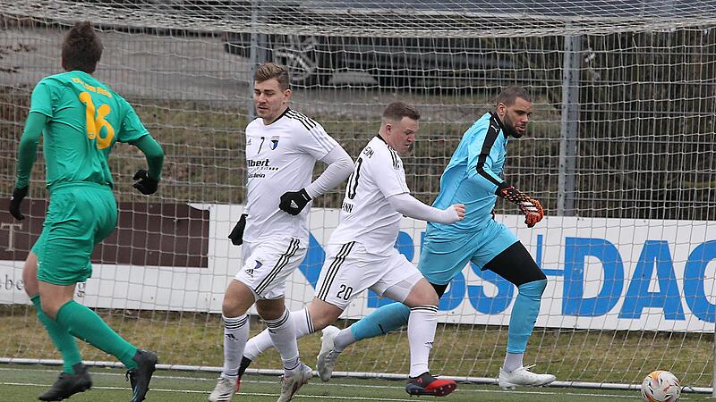 Michael Edemodu (r.) war ein sicherer R&uuml;ckhalt f&uuml;r die DJK Don Bosco Bamberg beim 1:1-Unentschieden gegen den W&uuml;rzburger FV.