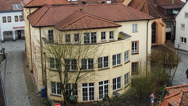 Seit Oktober 2021 steht das Hammelburger B&uuml;rgerspital weitgehend leer. Ein Corona-Testzentrum ist dort untergebracht, einige Monate waren ukrainische Fl&uuml;chtlinge einquartiert. Wie es demn&auml;chst weiter genutzt wird, ist offen.