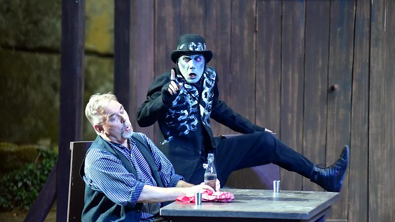 Hier gibt&rsquo;s Kirschgeist: Jochen B&ouml;hm als Brandner Kaspar und Jakob Wenz als Boandlkramer