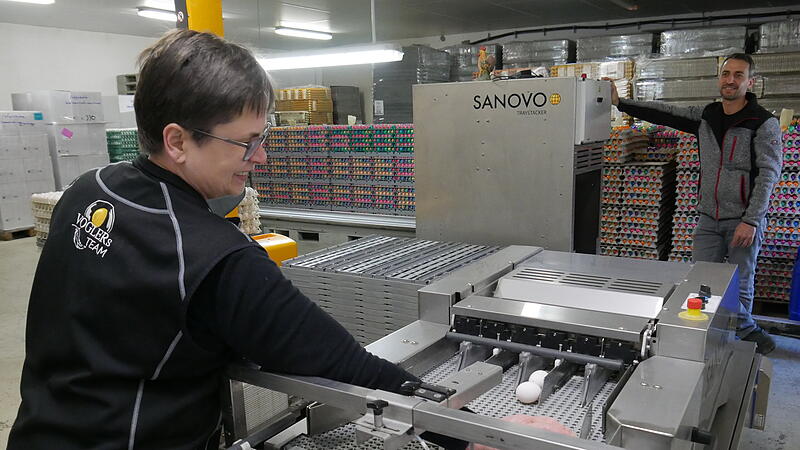 Eine Mitarbeiterin sortiert kaputte Eier aus &ndash; ihr Chef Frank Vogler schaut ihr dabei zu.