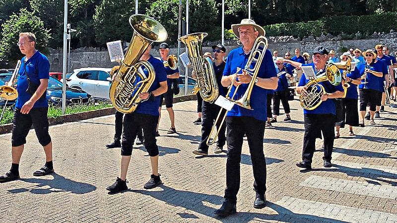 Marsch der Adelsdorfer Musikanten in Uggiate con Ronago bei 40 Grad zum Festplatz. Johanna Blum Marsch der Adelsdorfer Musikanten in Uggiate con Ronago bei 40 Grad zum Festplatz. Johanna Blum