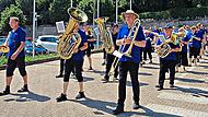 Marsch der Adelsdorfer Musikanten in Uggiate con Ronago bei 40 Grad zum Festplatz. Johanna Blum