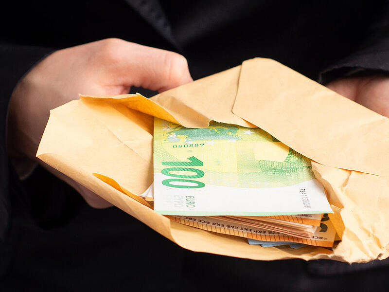 Sonnefeld: Falscher Polizeibeamter erbeutet zehntausende Euro von Senior Bargeld, Kuvert, Euro, Betrugsmasche, Übergabe