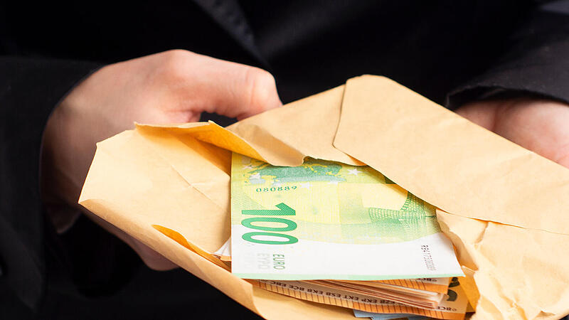Sonnefeld: Falscher Polizeibeamter erbeutet zehntausende Euro von Senior Bargeld, Kuvert, Euro, Betrugsmasche, Übergabe