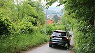 Zu steil und eng: Die asphaltierte Straße Am Weingartsteig soll verändert werden.Forchheim & Fränkische Schweiz