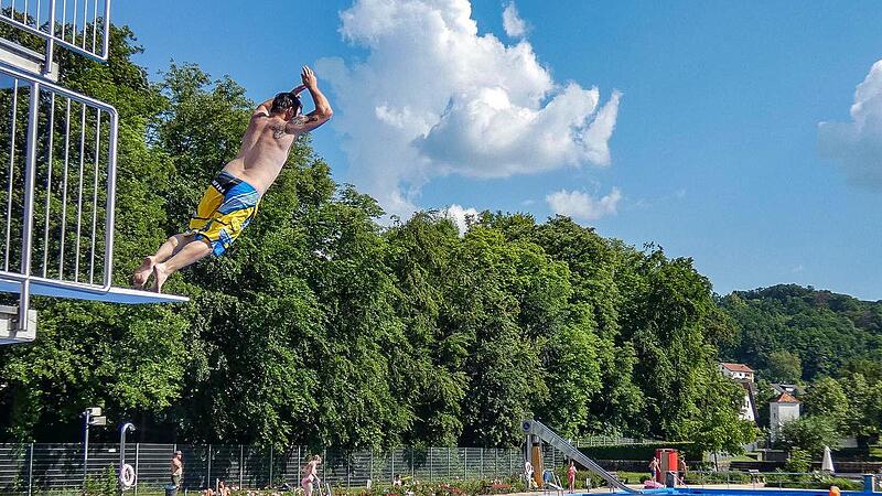 Freier Sprung ins Becken: In den Schwimmb&auml;dern Ebern, Eltmann (Foto), Ha&szlig;furt und Hofheim soll am 23. Mai zur Feier des Grundgesetzes freier Eintritt gelten.