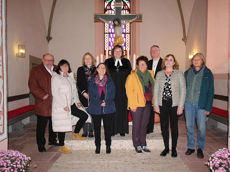 Vor deren Einsegnung gruppierten sich die Mitglieder der erweiterten Mitarbeitervertretung zusammen mit Dekanin Anne Salzbrenner (Mitte) zu einem Foto (von links): Siegfried Weidlich, Antje Hein (stellvertretende Vorsitzende), Isolde Ulrich, Patri...