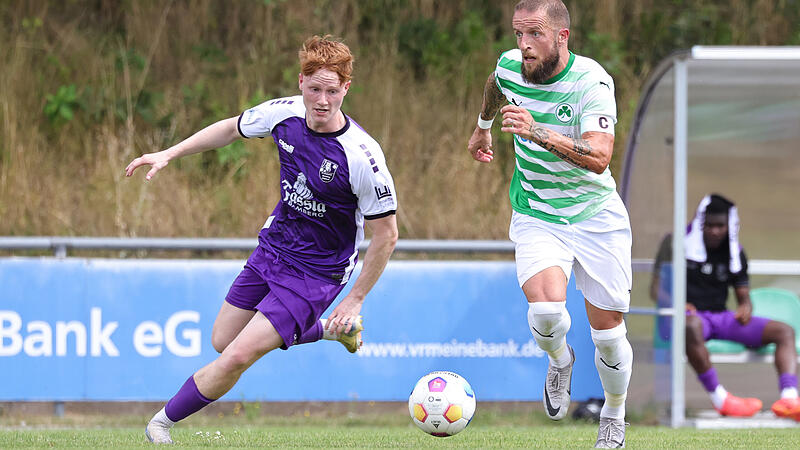 Luca Leistner (links) und der FC Eintracht Bamberg wurden f&uuml;r einen Kraftakt teilweise belohnt: Daniel Adlungs F&uuml;rther U23 nahmen sie nach langer F&uuml;hrung  immerhin einen Punkt ab.