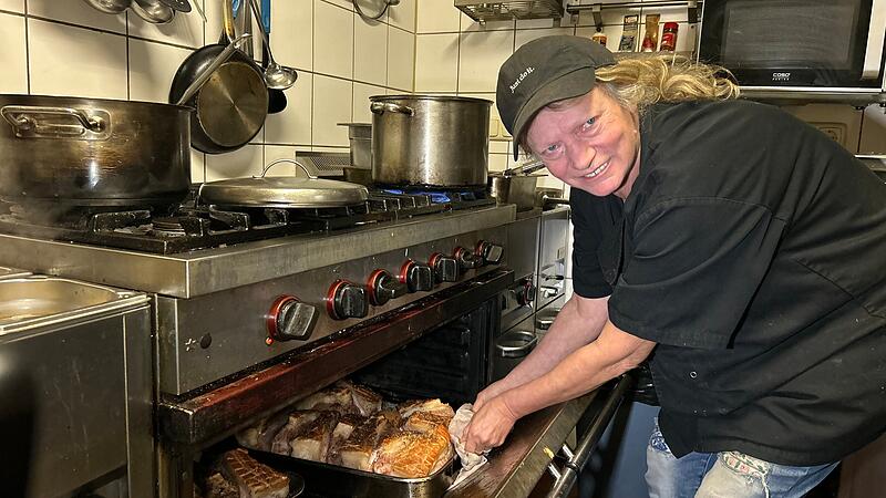 Barockhäusle Nürnberg: Für den Rolls Roys unter den Schweinebraten hat Rosi bei der Kochshow „Mein Lokal, Dein Lokal“ im Fernsehen schon den ersten Preis abgeräumt.Forchheim & Fränkische Schweiz Barockhäusle Nürnberg: Für den Rolls Roys unter den Schweinebraten hat Rosi bei der Kochshow „Mein Lokal, Dein Lokal“ im Fernsehen schon den ersten Preis abgeräumt.