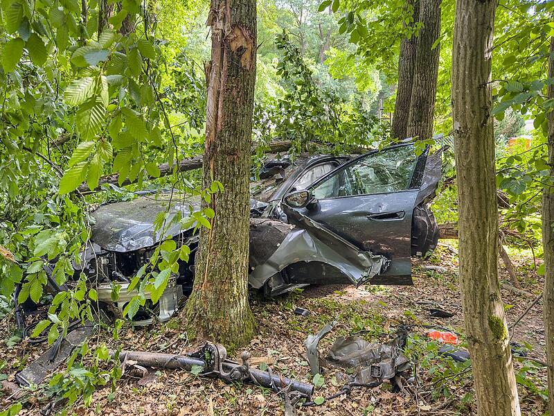 Forchheim: Autofahrer hinterlässt große Verwüstung - Bergung aufwendig Forchheim: Autofahrer hinterlässt große Verwüstung - Bergung aufwendig