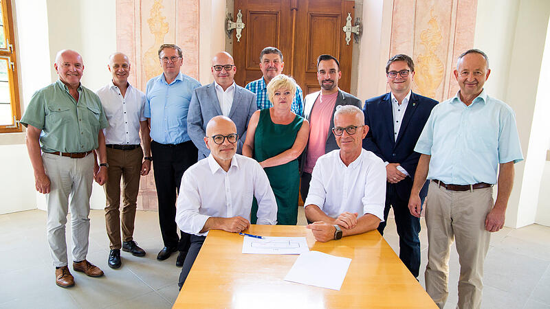 Endlich unterzeichnet! Stolz sind (hintere Reihe, von links): Landrat Thomas Habermann, Roland Göpfert, Wolfgang Seifert, Michael Kastl, Michael Pöhnlein, Michael Werner, Johannes Hümpfner, Norbert Schmäling und (vordere Reihe) Gunter Häckner, Cornelia Dahinten, sowie Joachim Schärtl. Endlich unterzeichnet! Stolz sind (hintere Reihe, von links): Landrat Thomas Habermann, Roland Göpfert, Wolfgang Seifert, Michael Kastl, Michael Pöhnlein, Michael Werner, Johannes Hümpfner, Norbert Schmäling und (vordere Reihe) Gunter Häckner, Cornelia Dahinten, sowie Joachim Schärtl.