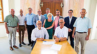 Endlich unterzeichnet! Stolz sind (hintere Reihe, von links): Landrat Thomas Habermann, Roland Göpfert, Wolfgang Seifert, Michael Kastl, Michael Pöhnlein, Michael Werner, Johannes Hümpfner, Norbert Schmäling und (vordere Reihe) Gunter Häckner, Cornelia Dahinten, sowie Joachim Schärtl.