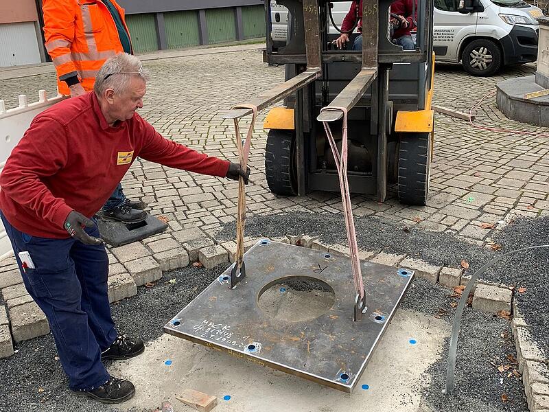 B&uuml;rgerbaum f&uuml;r Bad Br&uuml;ckenau: Platte auf Fundament gesetzt