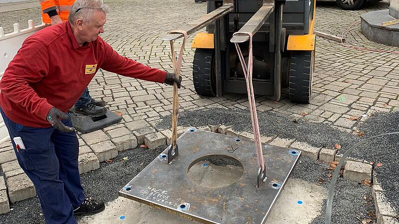 B&uuml;rgerbaum f&uuml;r Bad Br&uuml;ckenau: Platte auf Fundament gesetzt