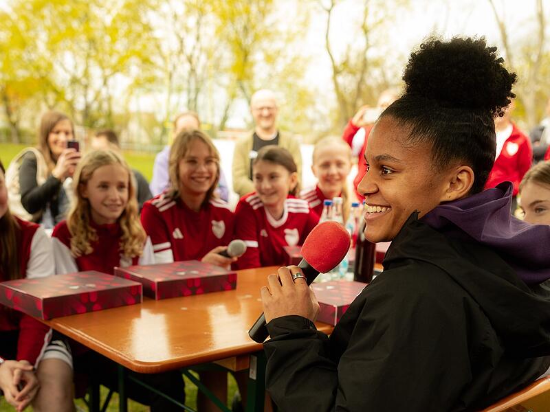 DFB-Nationalspielerin Shekiera Martinez im Gespr&auml;ch mit Kickerinnen des ASV Herzogenaurach.