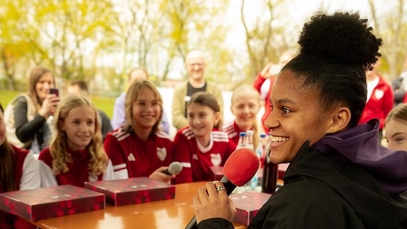 DFB-Nationalspielerin Shekiera Martinez im Gespr&auml;ch mit Kickerinnen des ASV Herzogenaurach.