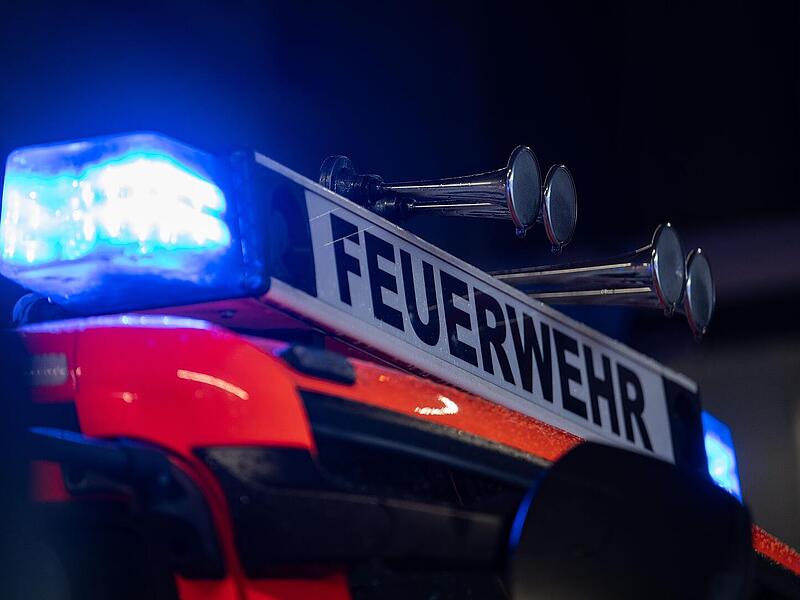 Feuerwehreinsatz bei Nacht (Symbolbild)