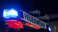 Feuerwehreinsatz bei Nacht (Symbolbild) Feuerwehreinsatz bei Nacht (Symbolbild)
