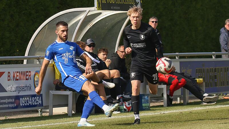 Vincent Fürst (rechts) erzielte das Tor des Tages für die SpVgg Giebelstadt im Heimspiel gegen den SV Heidingsfeld. Das Bild zeigt ihn im Zweikampf mit Sandro Zipprich vom TSV Kleinrinderfeld und entstand in der Partie beider Teams auf dem Giebelstädter Sportgelände.