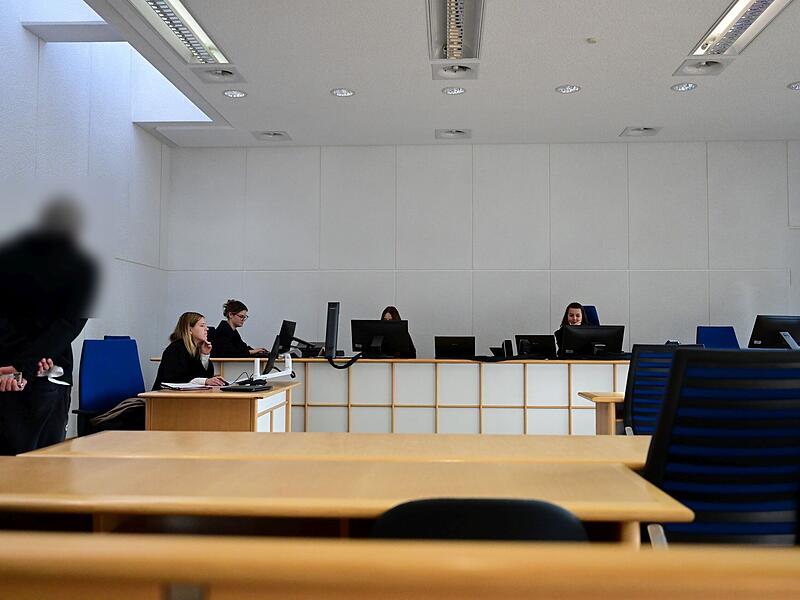 Der Angeklagte, Staatsanwältin Weinhold, zwei Justizmitarbeiterinnen und Strafrichterin  Distler