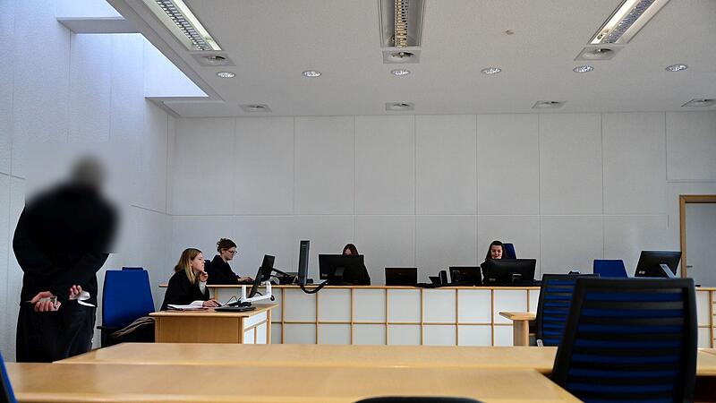 Amtsgericht Bamberg Nachbarschaftsstreit Hausfriedensbruch Kiffer Der Angeklagte, Staatsanwältin Weinhold, zwei Justizmitarbeiterinnen und Strafrichterin Distler