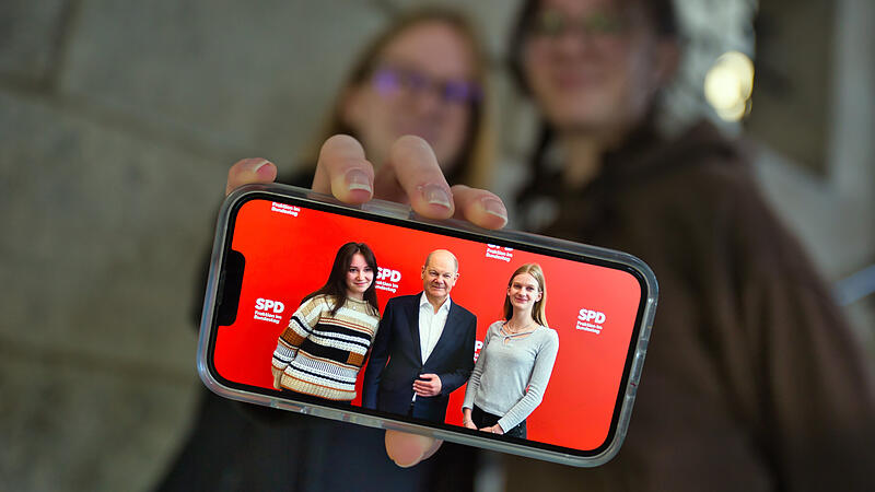 Schülerinnen vom Herder-Gymnasium bei Olaf ScholzForchheim & Fränkische Schweiz Victoria Meyer und Hannah Büttner haben Bundeskanzler Olaf Scholz exklusiv interviewt. Die beiden Schülerinnen sind noch immer aufgeregt.
