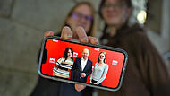 Victoria Meyer und Hannah B&uuml;ttner haben Bundeskanzler Olaf Scholz exklusiv interviewt. Die beiden Sch&uuml;lerinnen sind noch immer aufgeregt.