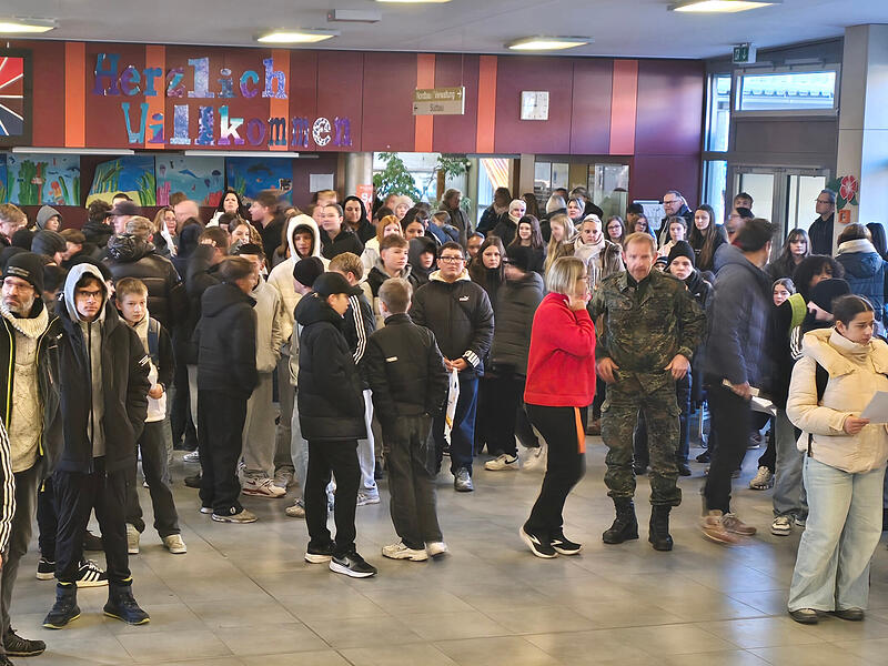 Die Rektorin begrüßt die interessierten Schüler in Höchstadt.