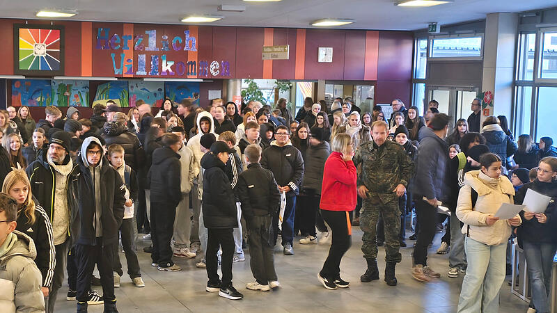 Die Rektorin begrüßt die interessierten Schüler in Höchstadt.