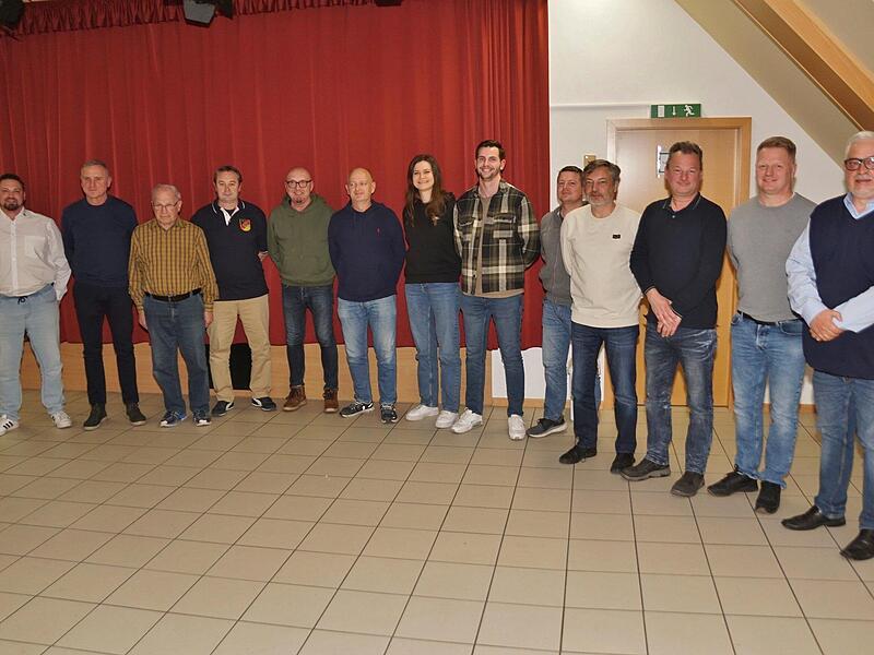 Die neue Vorstandschaft der Reservistenkameradschaft (RK) R&ouml;bersdorf mit dem Kreisvorsitzenden Dominik Wei&szlig;meier (links) und dem Organisationsleiter Christian Napp (rechts).