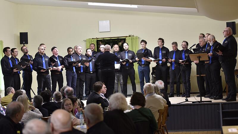 23 Sänger konnte Roland Kraft beim Männerchor Altershausen/Sechsthal dirigieren. 23 Sänger konnte Roland Kraft beim Männerchor Altershausen/Sechsthal dirigieren.