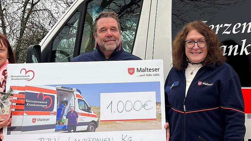 Kreisb&auml;uerin Edeltraud H&auml;usler (links) &uuml;bergibt 1000 Euro f&uuml;r den Malteser Herzenswunsch-Krankenwagen an Christian Oeding (Malteser W&uuml;rzburg) und Petra Reith (Malteser Bad Kissingen).
