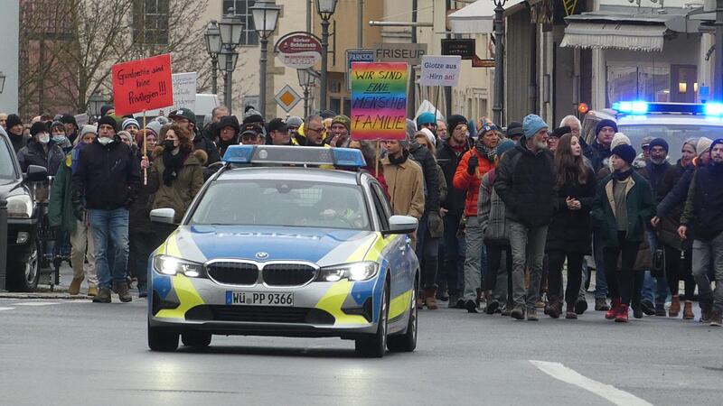 Dieses Bild sei Fake, wurde auf Telegram kolportiert, nirgends habe es eine solche Masse eng beieinander gegeben. Freilich erscheint die Menge der Menschen aufgenommen durch ein normales Tele-Objektiv aus diesem Blickwinkel mehr Dennoch h&auml;lt sich diese Aufnahme an alle gesetzlichen Regeln: Keiner der Demonstrationsteilnehmer steht besonders im Fokus, auf keinen wird besonders hingewiesen. Schon gar nicht namentlich.