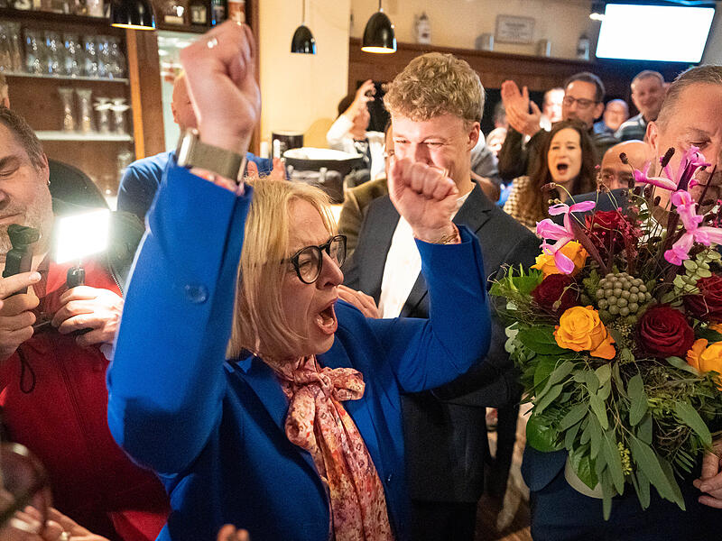 Stichwahl HebendanzForchheim & Fränkische Schweiz Die Hände in die Höhe: Martina Hebendanz heißt Forchheims neue Oberbürgermeisterin. Die CSU-Politikerin hat die Stichwahl gegen Amtsinhaber Uwe Kirschstein (SPD) gewonnen. Und zwar relativ deutlich.