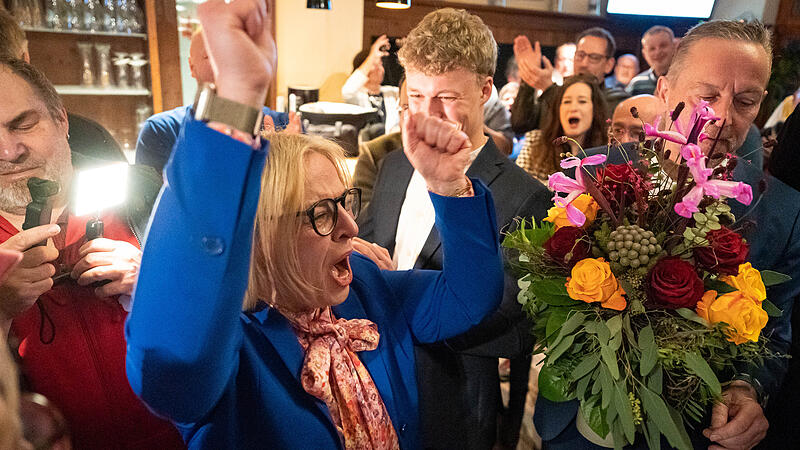 Stichwahl HebendanzForchheim & Fränkische Schweiz Die Hände in die Höhe: Martina Hebendanz heißt Forchheims neue Oberbürgermeisterin. Die CSU-Politikerin hat die Stichwahl gegen Amtsinhaber Uwe Kirschstein (SPD) gewonnen. Und zwar relativ deutlich.