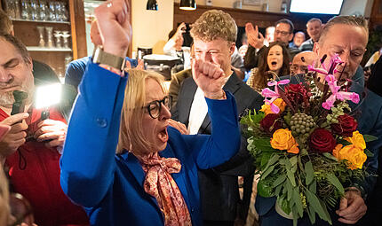 Die H&auml;nde in die H&ouml;he: Martina Hebendanz hei&szlig;t Forchheims neue Oberb&uuml;rgermeisterin. Die CSU-Politikerin hat die Stichwahl gegen Amtsinhaber Uwe Kirschstein (SPD) gewonnen. Und zwar relativ deutlich.