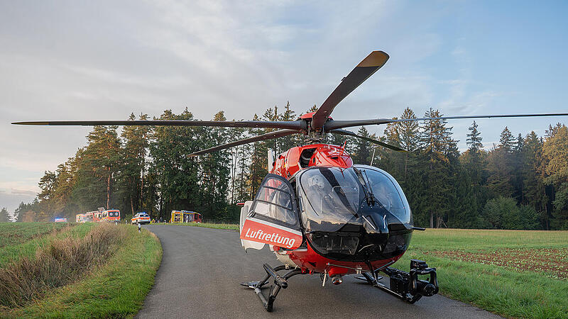 Unfall bei Steinfeld: Verletzter Fahrer muss aus Auto geborgen werden Unfall bei Steinfeld: Verletzter Fahrer muss aus Auto geborgen werden