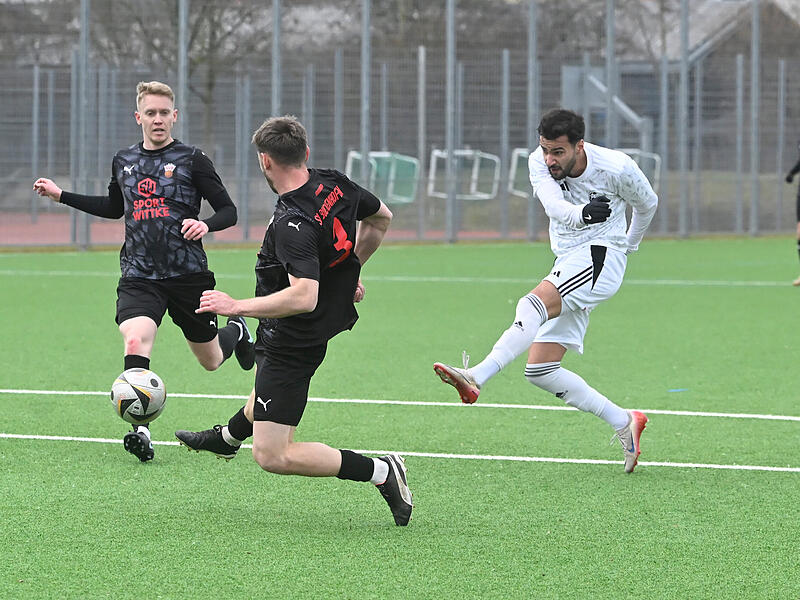 Aykut Civelek (in wei&szlig;) und der FC Coburg haben das Testspiel gegen den SV Buckenhofen mit 0:1 verloren.
