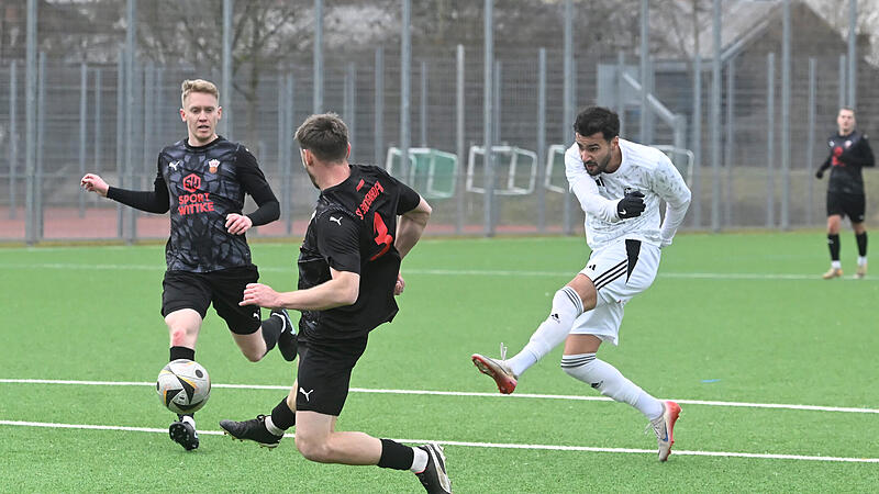 Aykut Civelek (in wei&szlig;) und der FC Coburg haben das Testspiel gegen den SV Buckenhofen mit 0:1 verloren.