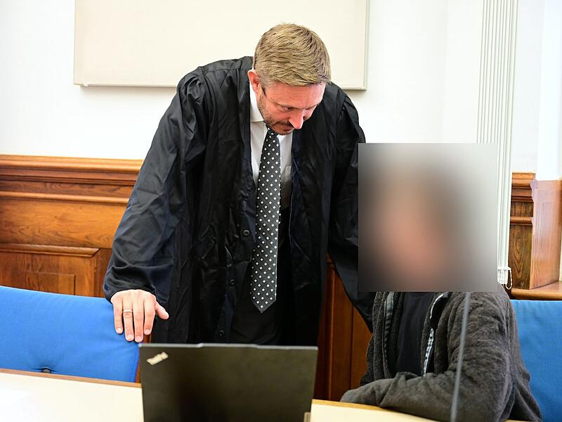 Rechtsanwalt Maximilian Glabasnia aus Bamberg und der Beschuldigte in dem Sicherungsverfahren.