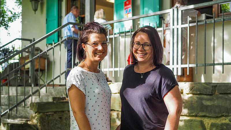 Tamara Walther (links) und ihre Schwester Franziska im familienbetriebenen &bdquo;Dercks&rsquo;n Berch Biergarten&ldquo;.