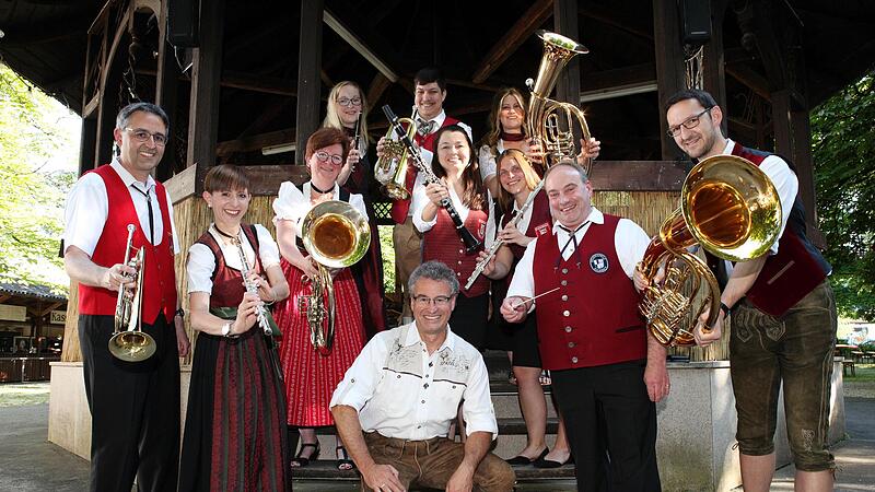Die Kulmbacher Stadtkapelle bereichert ebenso wie weitere Musikvereine aus dem Landkreis die Kulmbacher Bierwoche. im Vordergrund Bierwochen-Organisator Michael Schmid, rechts daneben Ehrendirigent Thomas Besand. Foto: Kulmbacher Brauerei