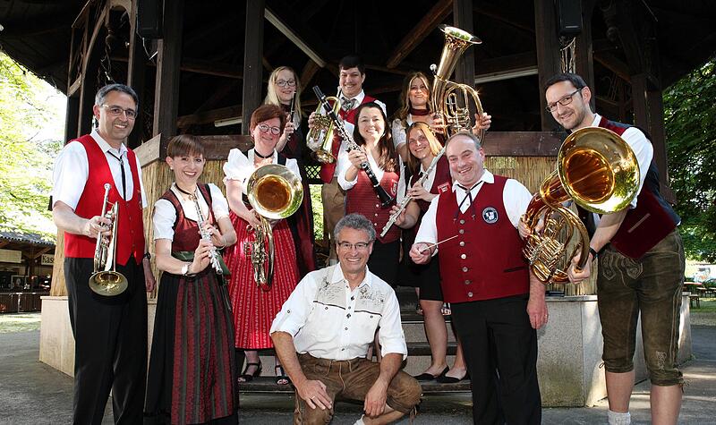 Die Kulmbacher Stadtkapelle bereichert ebenso wie weitere Musikvereine aus dem Landkreis die Kulmbacher Bierwoche. im Vordergrund Bierwochen-Organisator Michael Schmid, rechts daneben Ehrendirigent Thomas Besand. Foto: Kulmbacher Brauerei