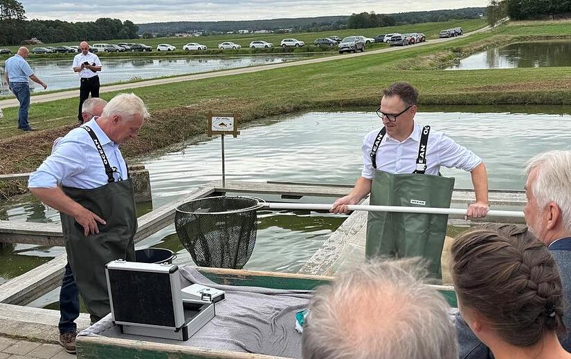 Bundeslandwirtschaftsminister Alois Rainer (l.) und Landrat Christian von Dobschütz (Neustadt/Aisch-Bad Windsheim) ziehen die ersten Karpfen der Saison aus dem Hallweiher bei Oberlindach. Bundeslandwirtschaftsminister Alois Rainer (l.) und Landrat Christian von Dobschütz (Neustadt/Aisch-Bad Windsheim) ziehen die ersten Karpfen der Saison aus dem Hallweiher bei Oberlindach.
