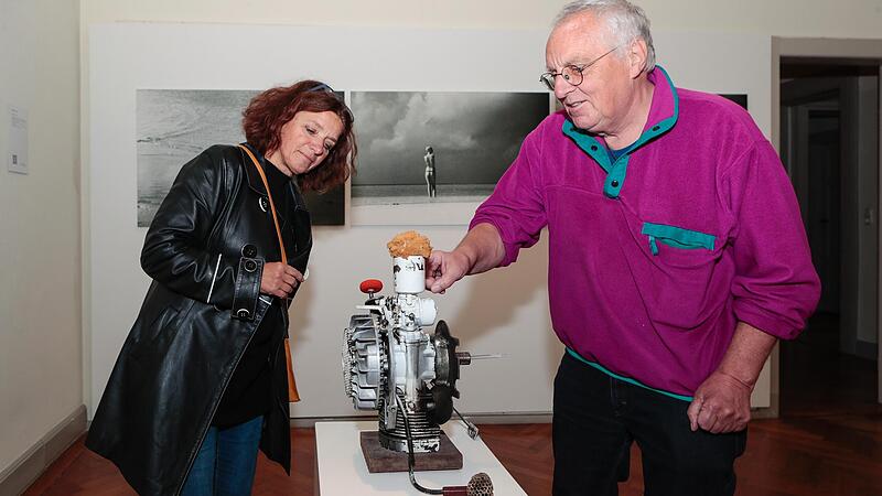 Die stellvertretende Vorsitzende des BBK Oberfranken, Michaela Schwarzmann, bewundert ein Werk der K&uuml;nstlerin Maria S&ouml;llner.