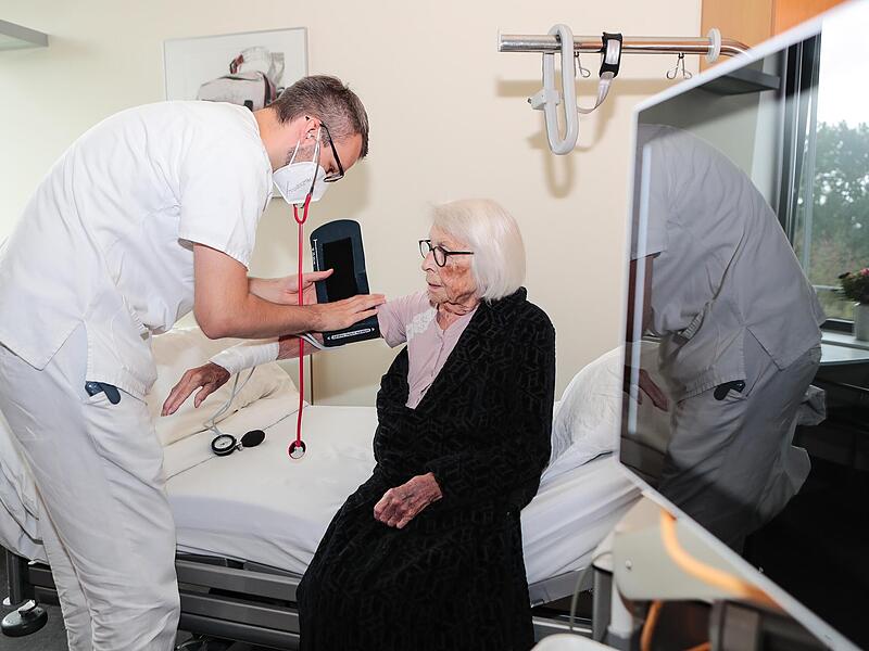 Immer mehr Patienten, immer weniger Fachpersonal vor allem in der Pflege. Die Klinik-Chefs fordern Planungssicherheit – auch vom Bund.Forchheim & Fränkische Schweiz Immer mehr Patienten, immer weniger Fachpersonal vor allem in der Pflege. Die Klinik-Chefs fordern Planungssicherheit – auch vom Bund.Forchheim & Fränkische Schweiz