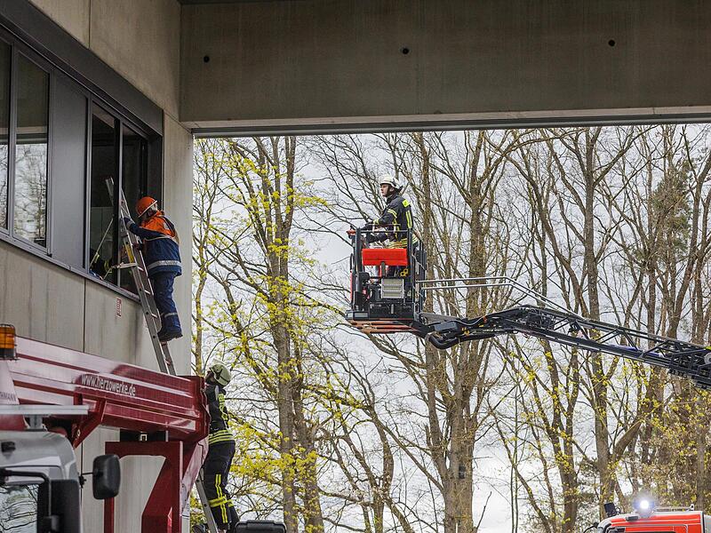 Einsatzkr&auml;fte kommen durchs Fenster und &uuml;ber die Drehleiter.